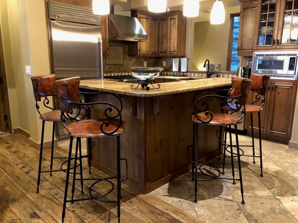 Kitchen Island seating for 4 ... conversations you will remember FOREVER