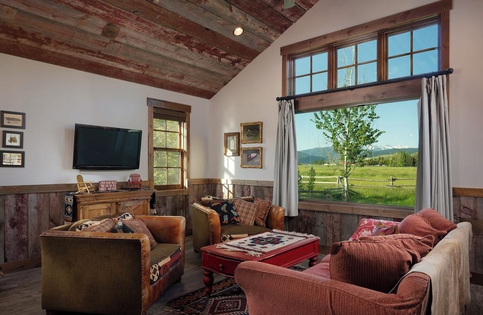 Great room has a flat-screen TV and mountain views.