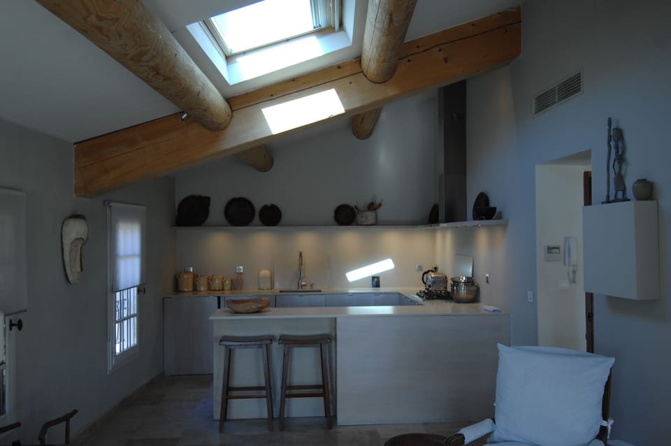 kitchen area w eating counter four persons