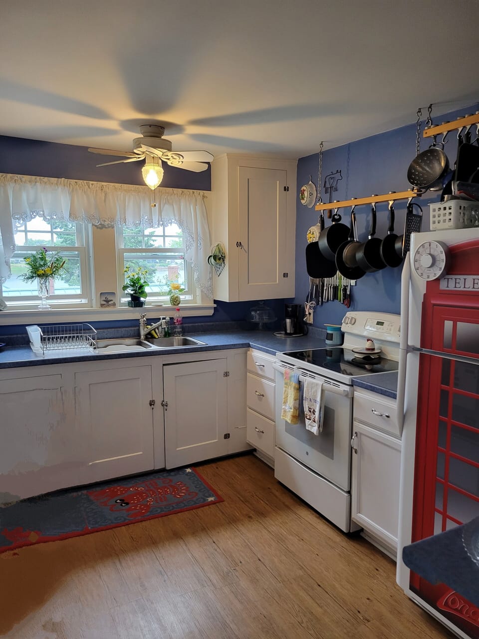 Fully Equipped Kitchen. Microwave, Coffee Maker, Toaster, Full Set Pots &  Pans.