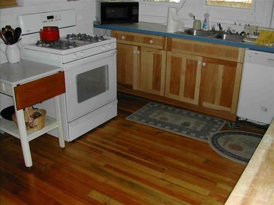 Kitchen range, sink, dishwasher
