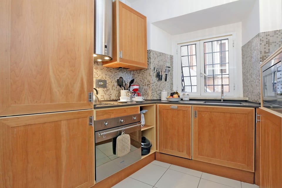 Fully equipped kitchen with an oven, 2-burner gas stove, refrigerator/freezer.
