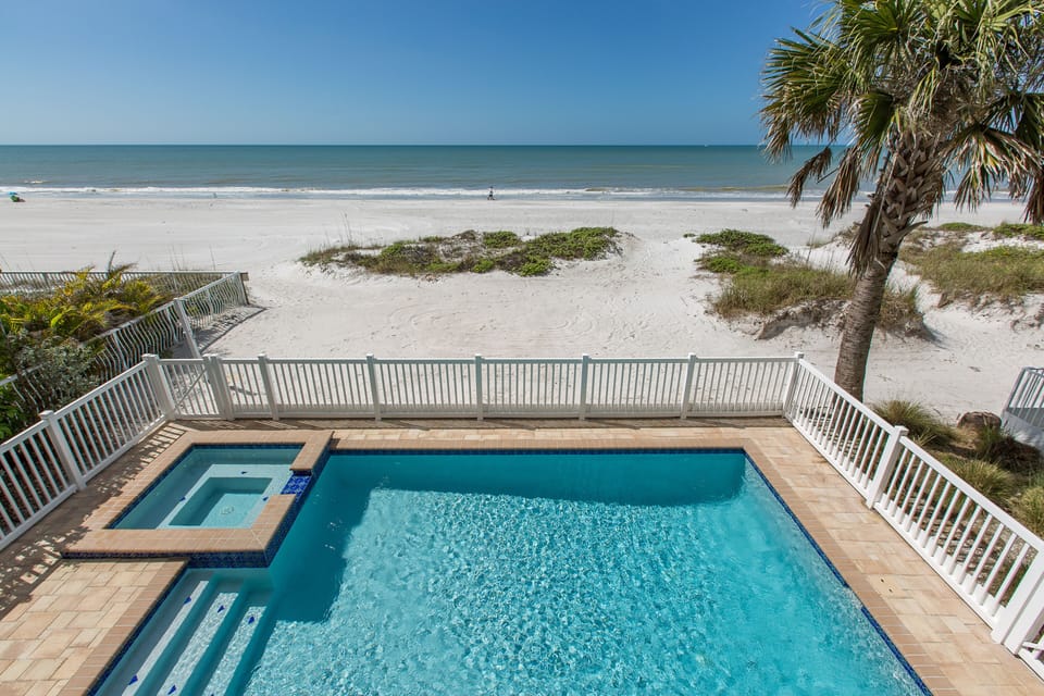 Beach front private pool & spa
