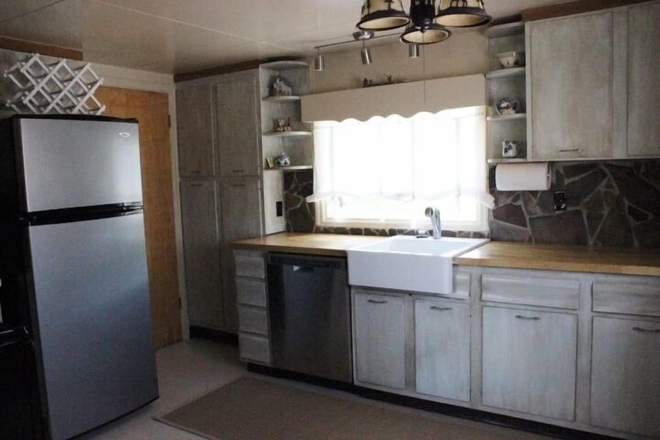 Full Kitchen-Dishwasher, electric stove, refrigerator/freezer with ice maker