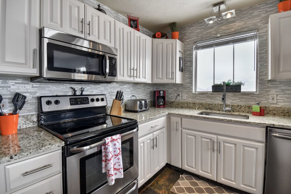 Full kitchen including dishwasher.