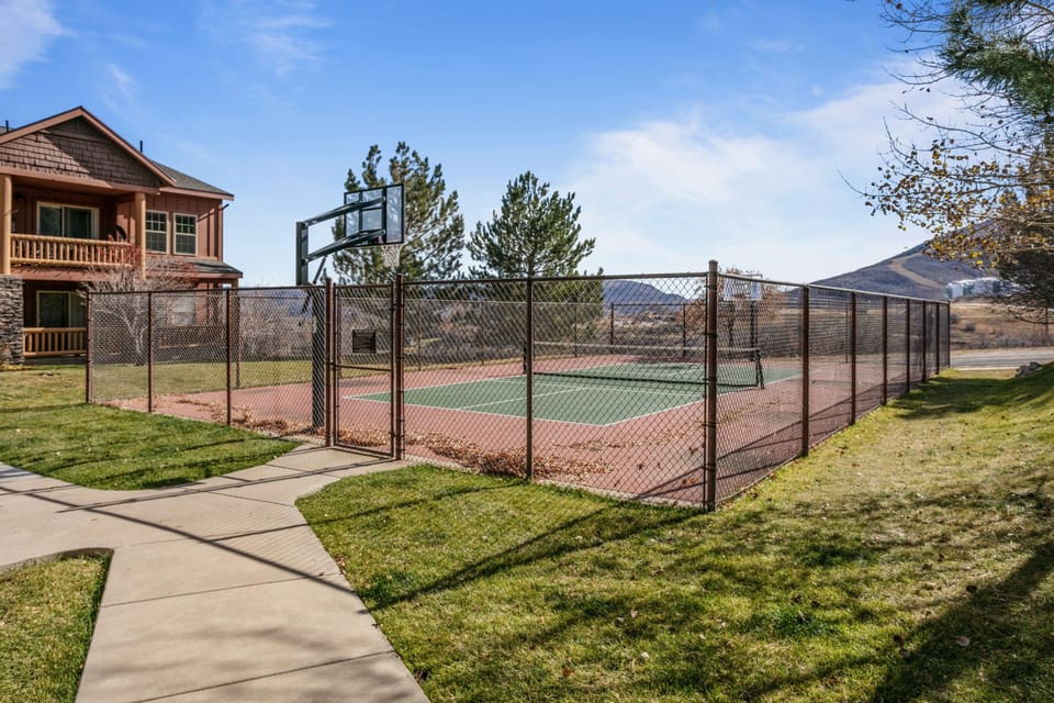 Basketball/pickleball court