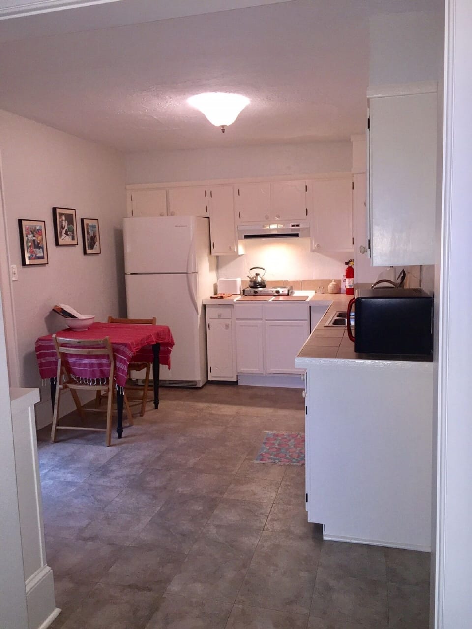 Kitchen area (with plenty of tea and coffee to get you started).. 