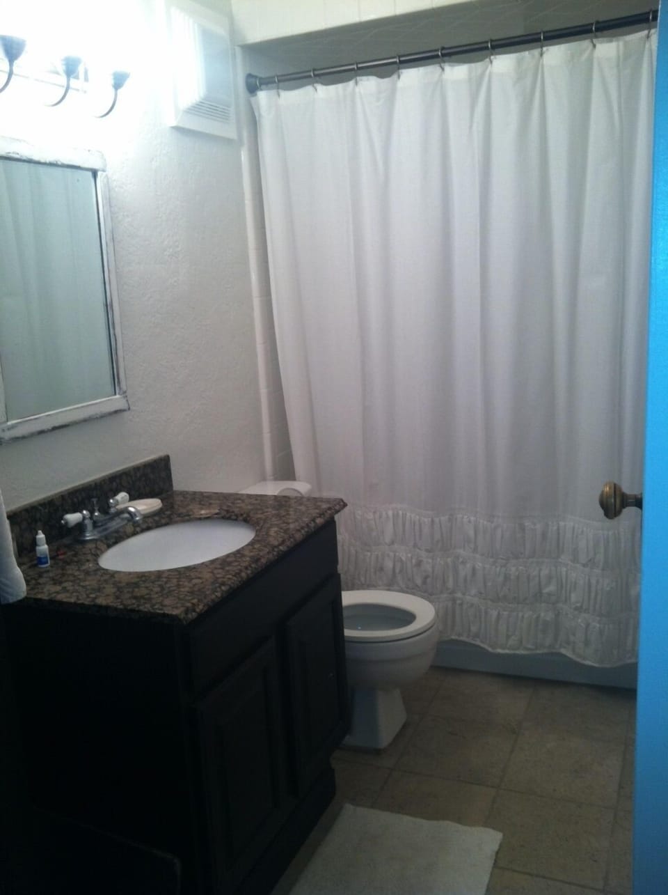 Full bath in the apartment, with plenty of hot water... 