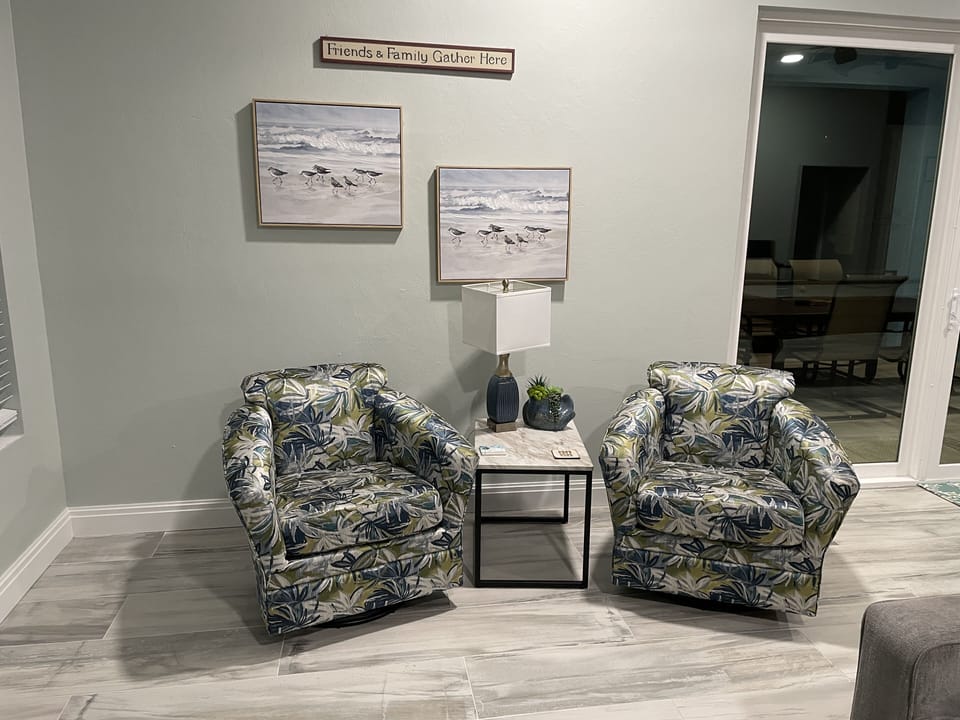 Additional seating area in the livingroom.