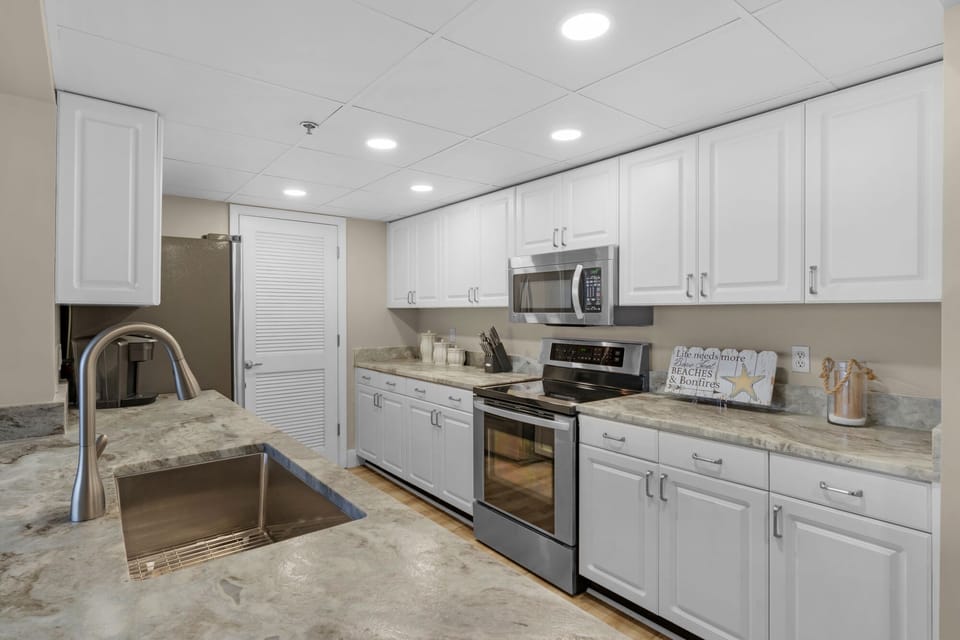 LG Stainless appliances throughout