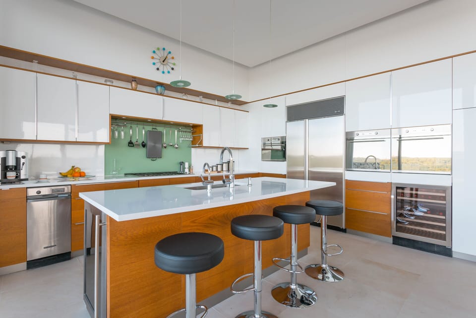 Fully equipped gourmet kitchen: Subzero, dual ovens, wine refrig, micro, seats 4