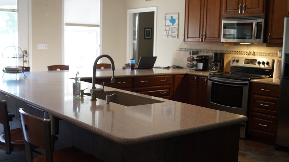 kitchen (8 built in barstools)