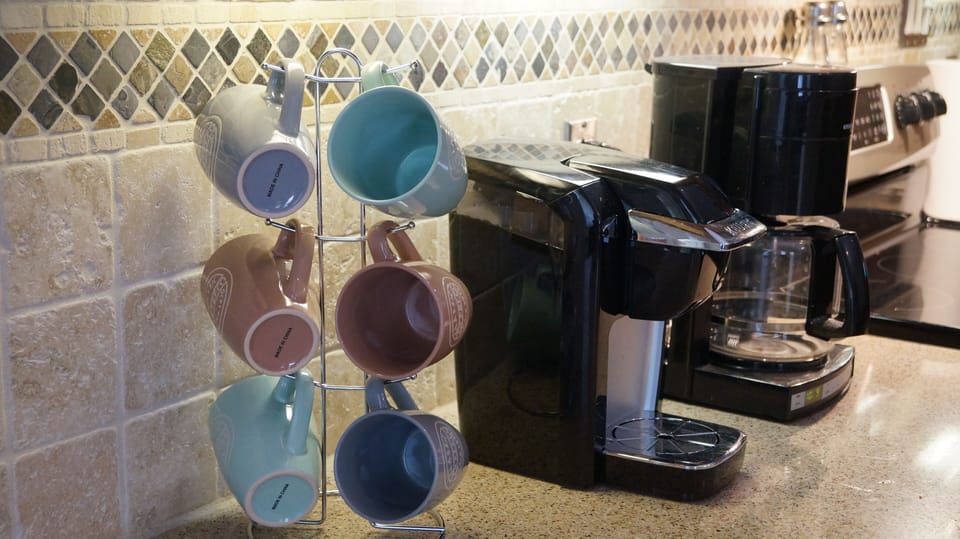 cofee bar with 12 cup pot & single serve Keurig