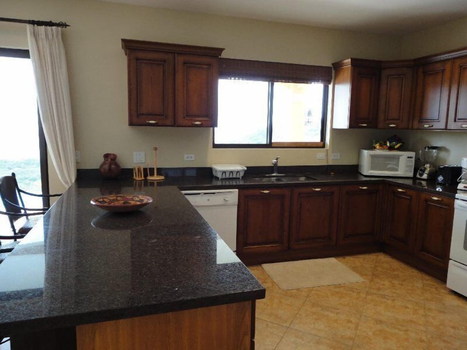 Spacious Kitchen with granite countertops (dishwasher has been replaced)