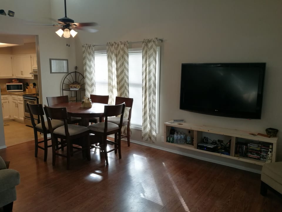 Living room/dining room 