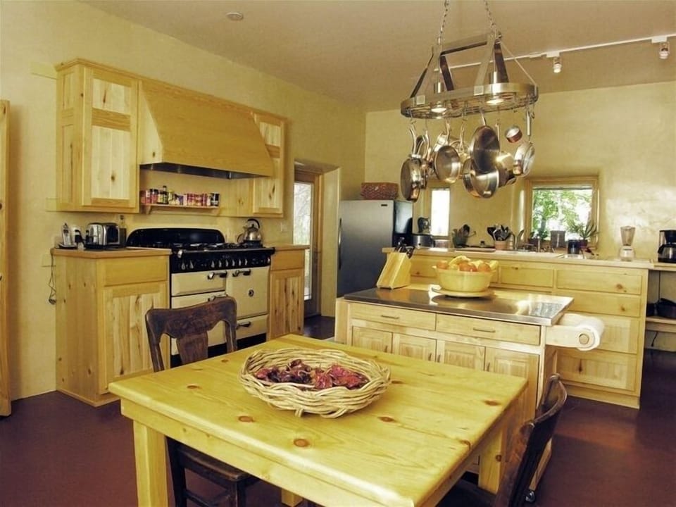 Fully equipped gourmet kitchen