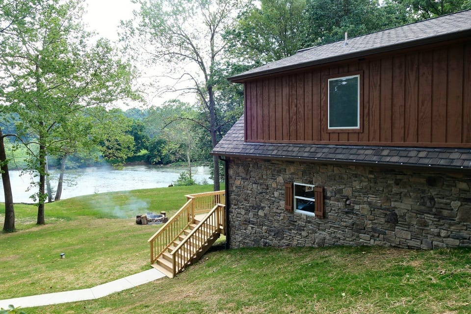 Look how close to the river the cabin & firepit are!  Truly relaxing experience!