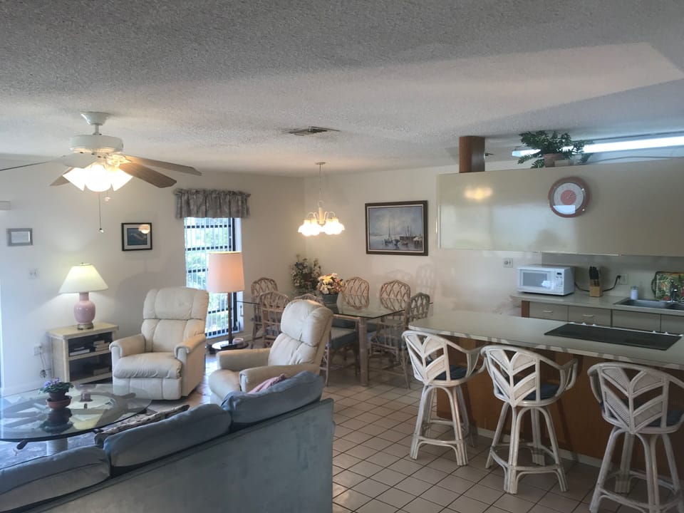 Enjoy your fresh catch in this comfortable setting!