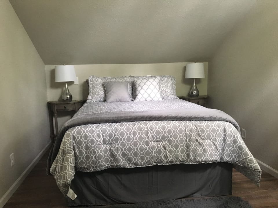 Love Shack- Bedroom, queen