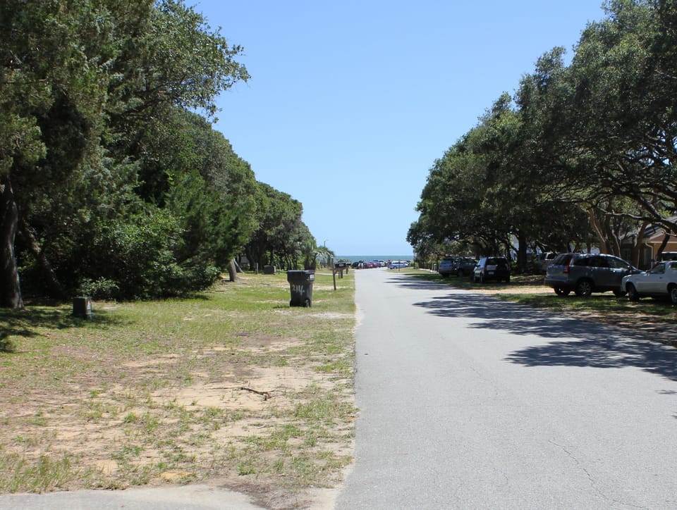 Keziah St. ~ Short walk to beach, Oak Island Pier and ocean front restaurants!