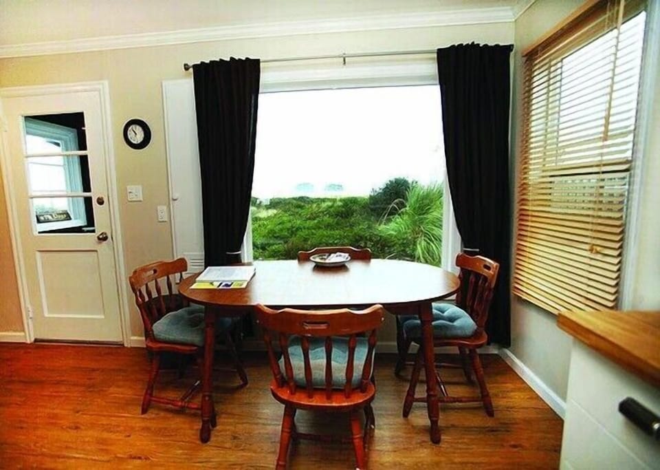 eating area, north side