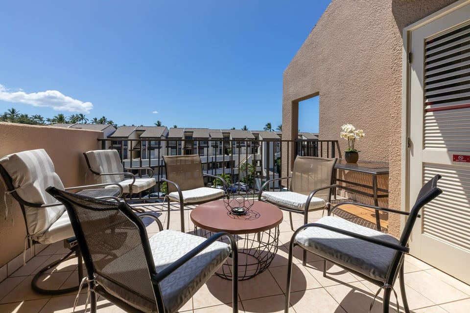 Large lanai set up for conversation and drinks or dinner on the lanai.