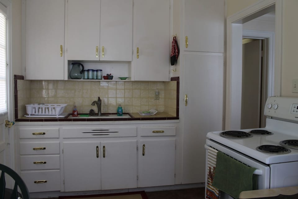 CLASSIC, WELL SUPPLIED, SIMPLE KITCHEN.