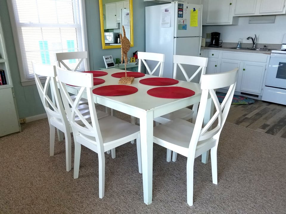 Dining area seats 6, plus 2 at the kitchen bar