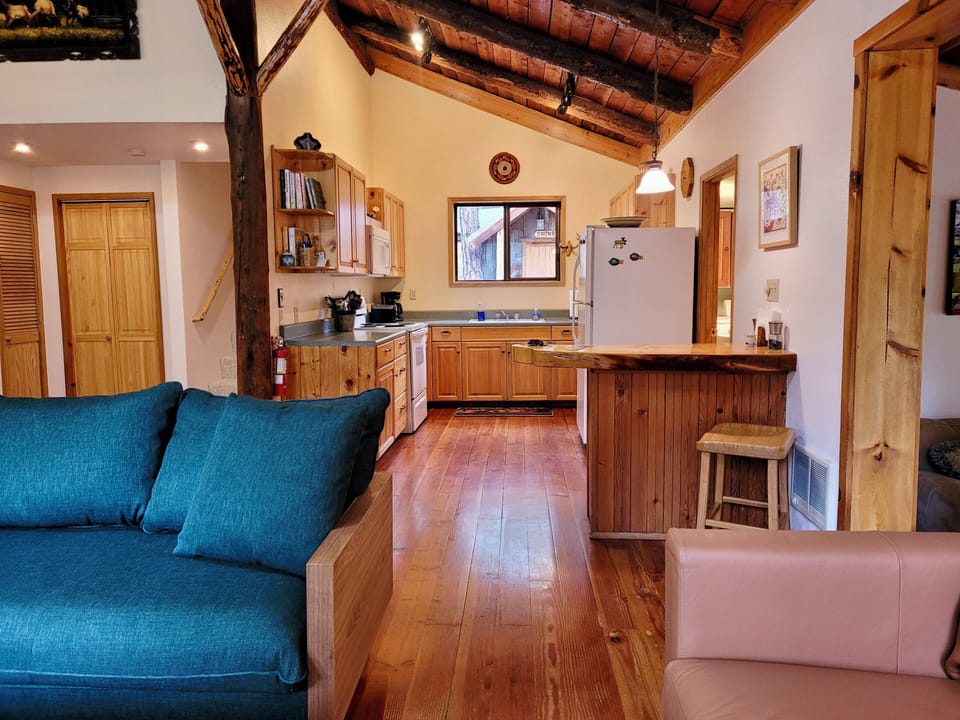 Looking toward kitchen are