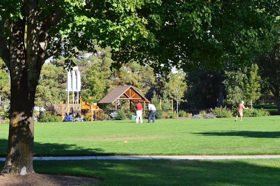 Within walking distance to all the west side attractions