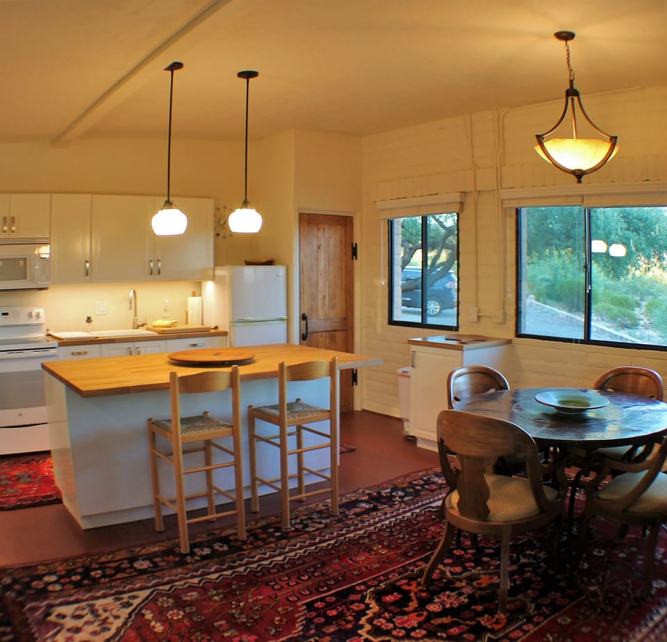Kitchen & Dining Area