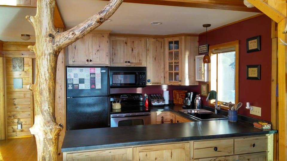 Modern Kitchen (with dishwasher and all cookware/dinnerware)