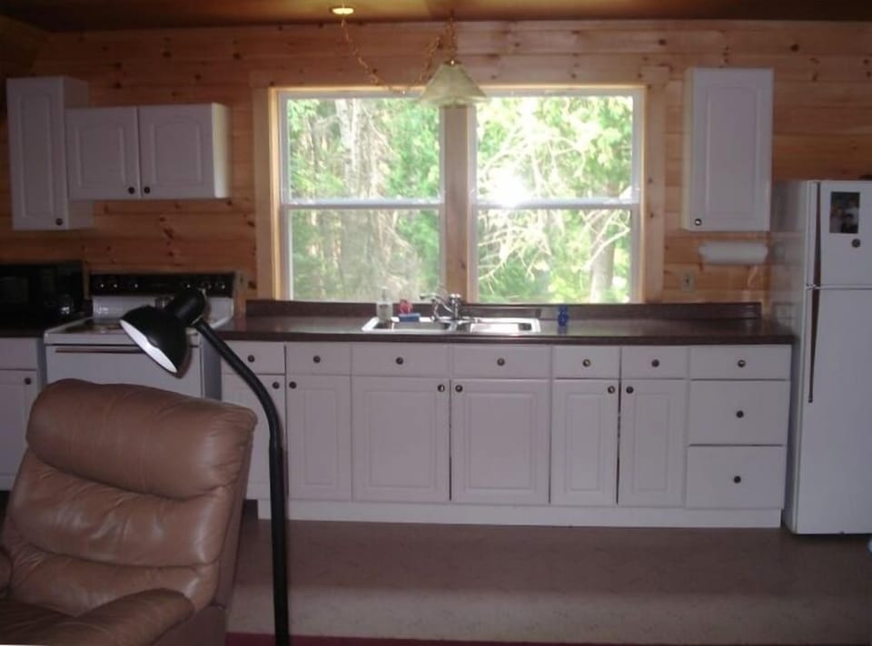 Kitchen area, full size everything.
