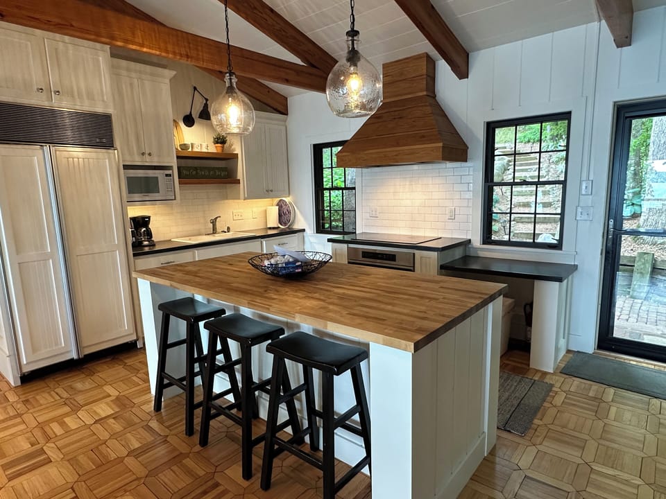 Kitchen with large island