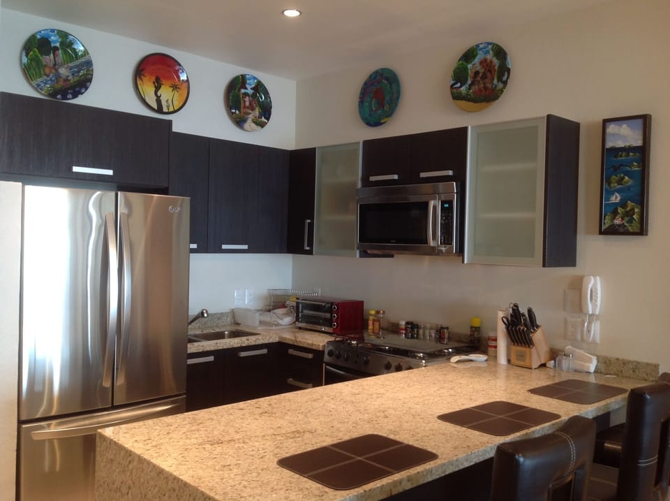 Fully equipped kitchen, granite countertops, gas stove/oven, dishwasher