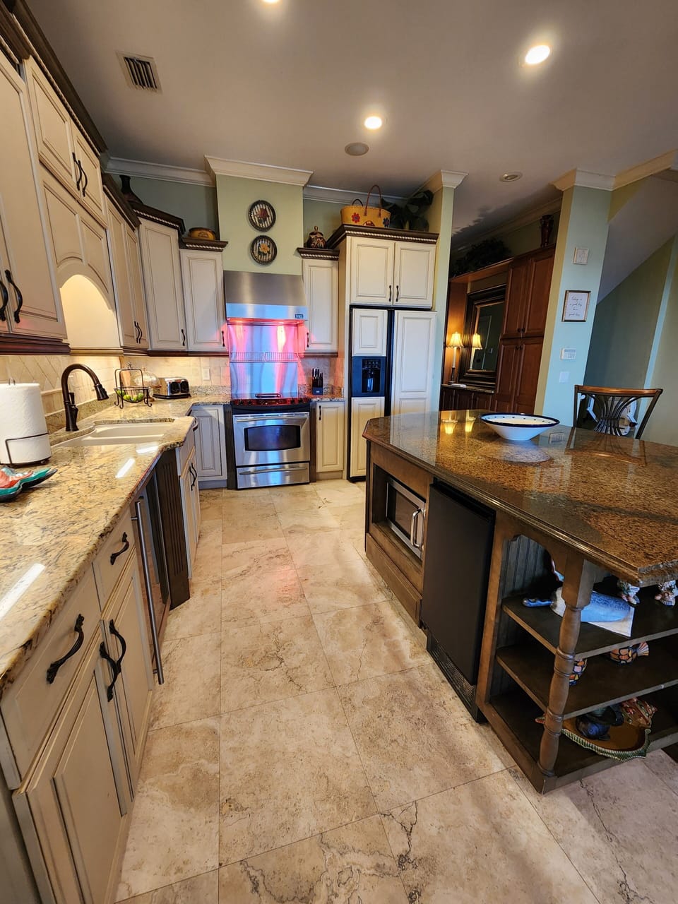 Kitchen with ice maker, wine fridge, warming shelf 