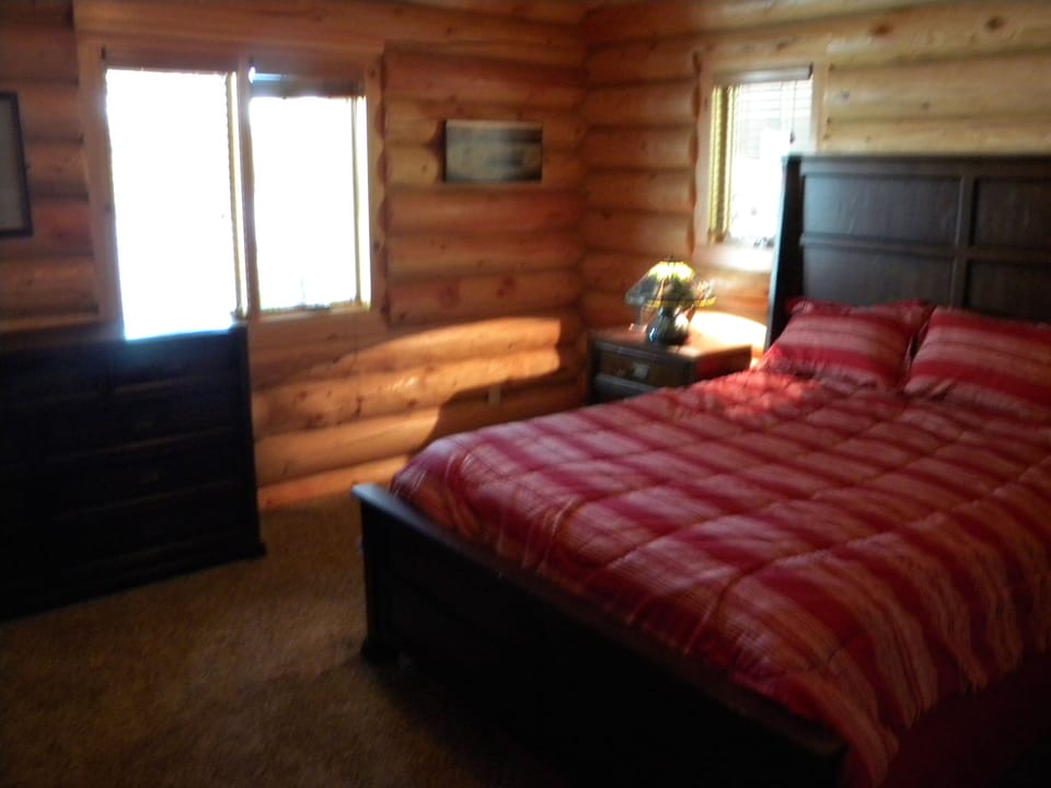 Second master bedroom with Queen, full bath with heated floors, great lake views