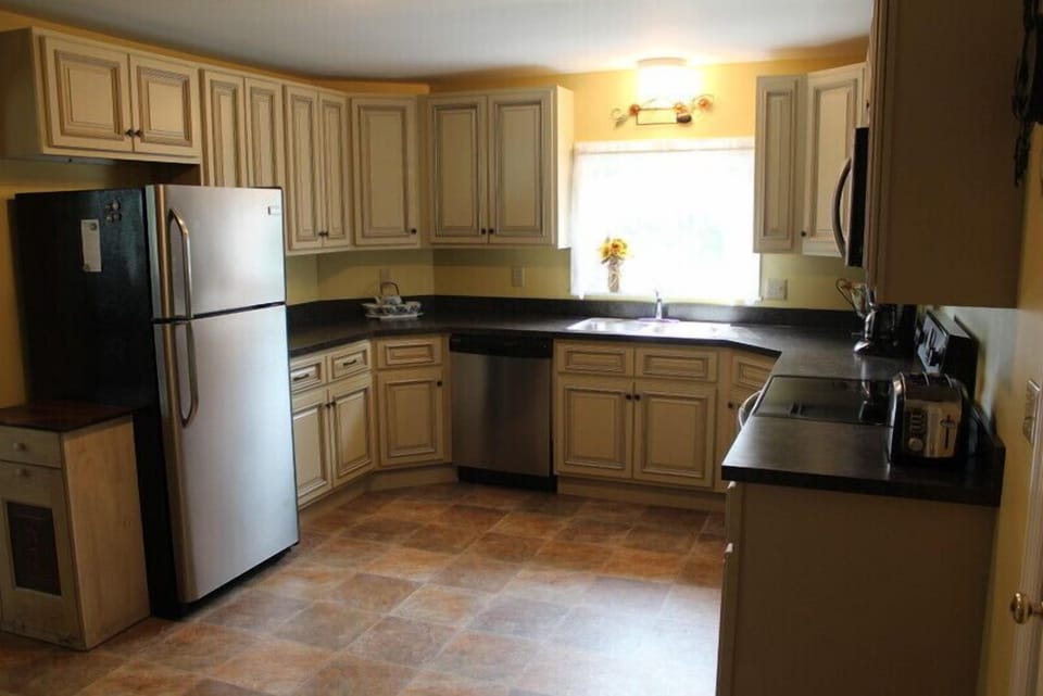 Spacious kitchen, all new! Coffee maker, dishwasher