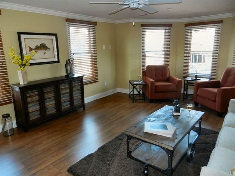 Large living Room with 2 sleeper sofas