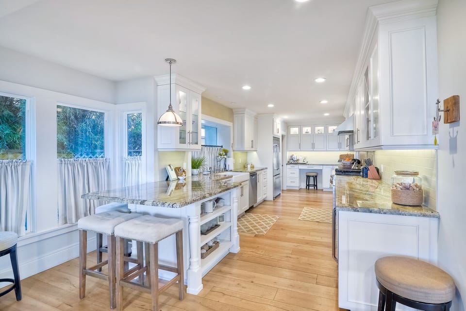 Kitchen with counter seating