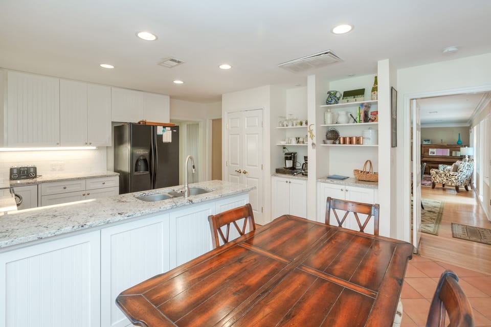 Kitchen with coffee bar (3)