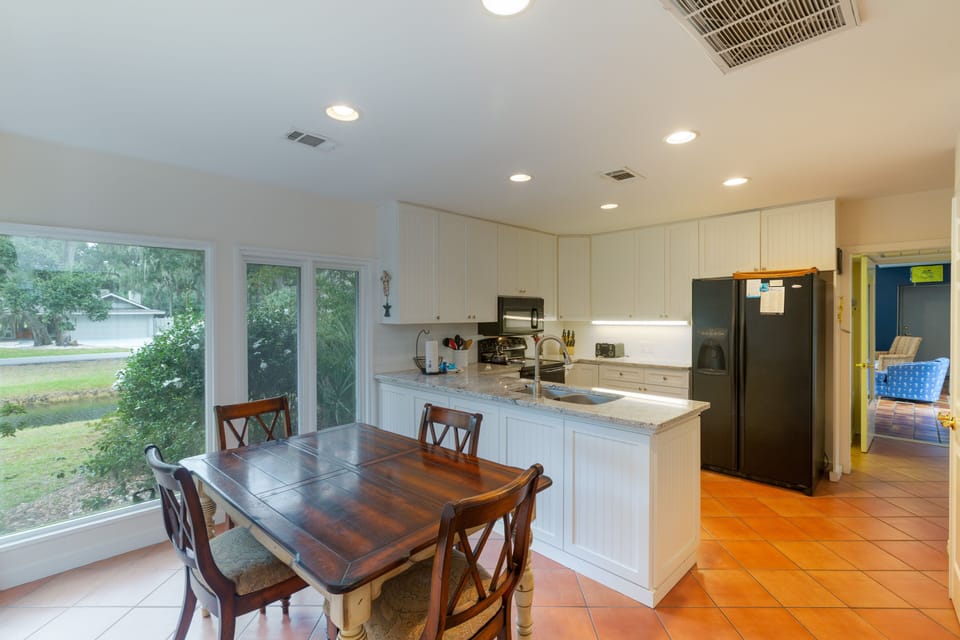 Kitchen with eat in dining (2)