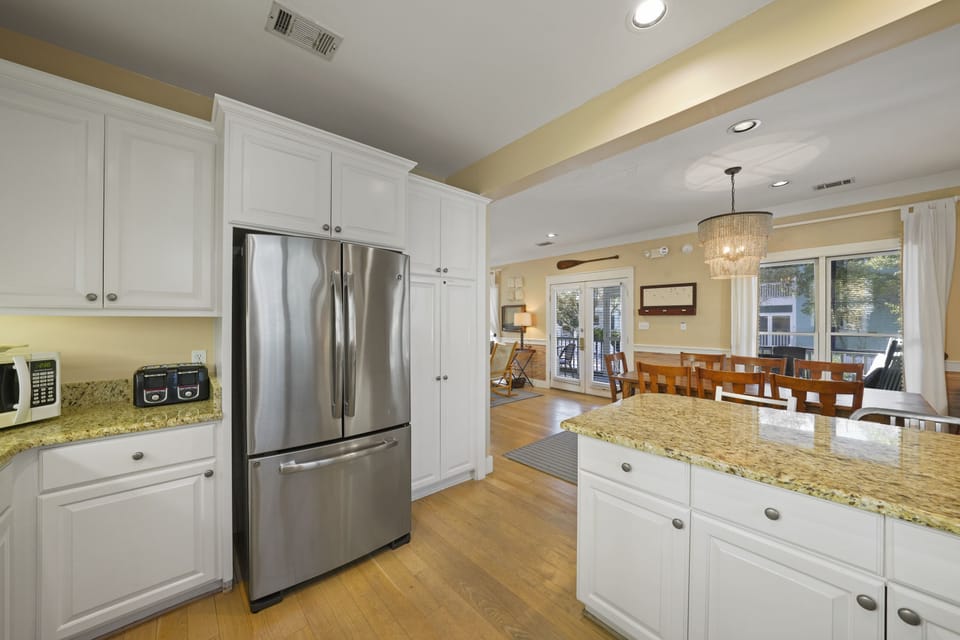 KITCHEN W/ALL STAINLESS STEEL APPLIANCES, LARGE FRIDGE