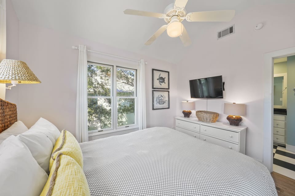 QUEEN ROOM W/LARGE MOUNTED TV & ENSUITE BATH