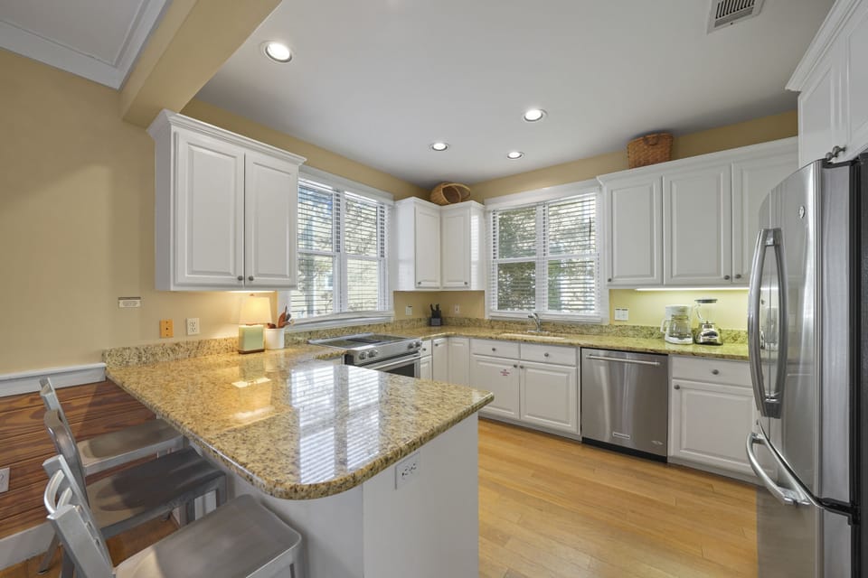 KITCHEN W/BAR TOP SEATING FOR 3