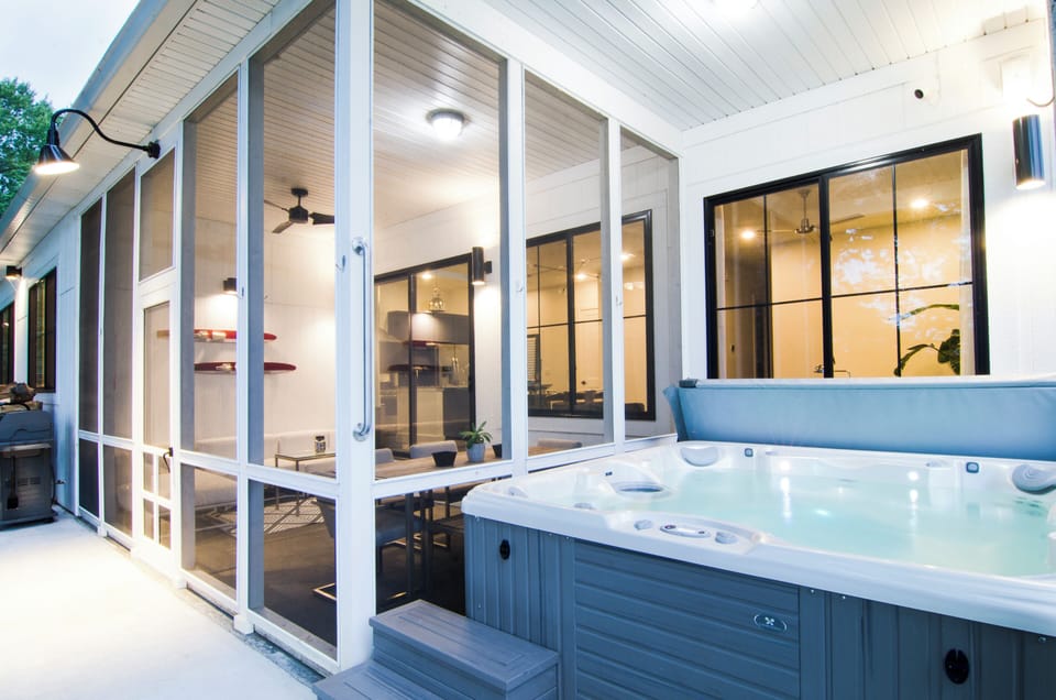 Screened Porch + Hot Tub...