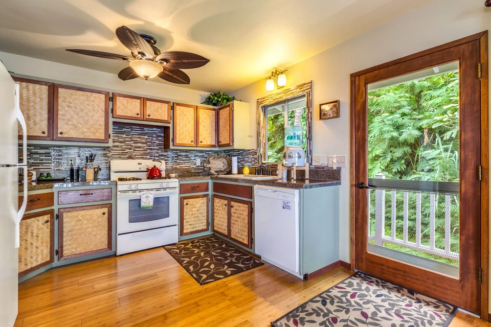 Fully stocked kitchen, side door that leads to yard, picnic table, beach supplie