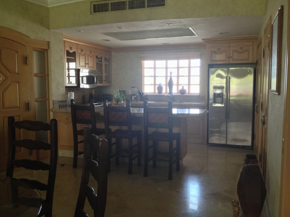 Full Kitchen w/washer dryer