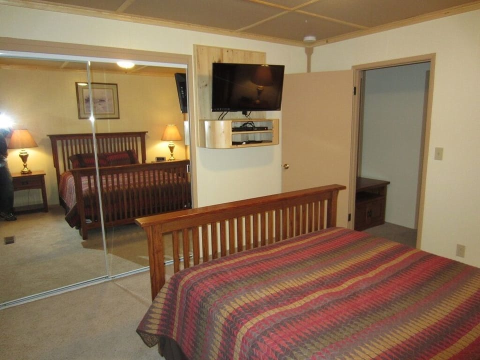 Large closets with mirrors and 32' LCD tv and DVD player