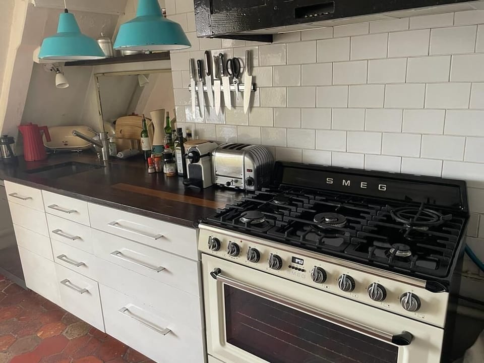 Full kitchen